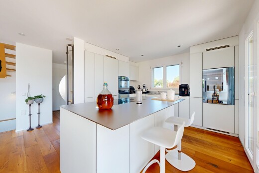 cuisine avec light floor, kitchen bar, bar de cuisine, kitchen island, et îlot de cuisine