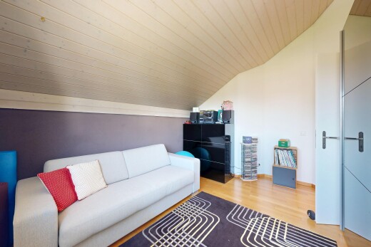 salon avec pièce supplémentaire, wood finish floor, sol en finition bois, vaulted ceiling, et plafond voûté