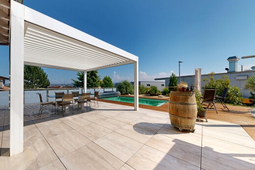 terrasse avec piscine, coin repas extérieur, day time, terrasse, et from property