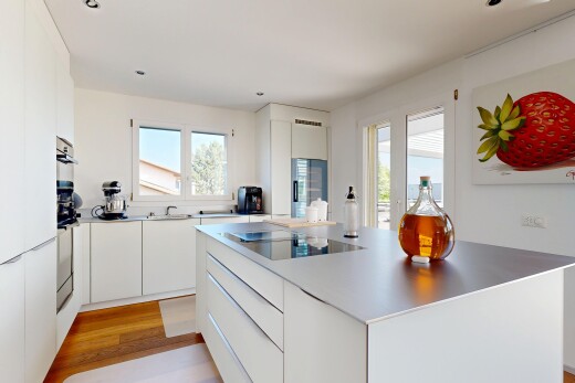 cuisine avec flat panel cabinets, armoires à panneau plat, white cabinets, armoires blanches, et light countertops