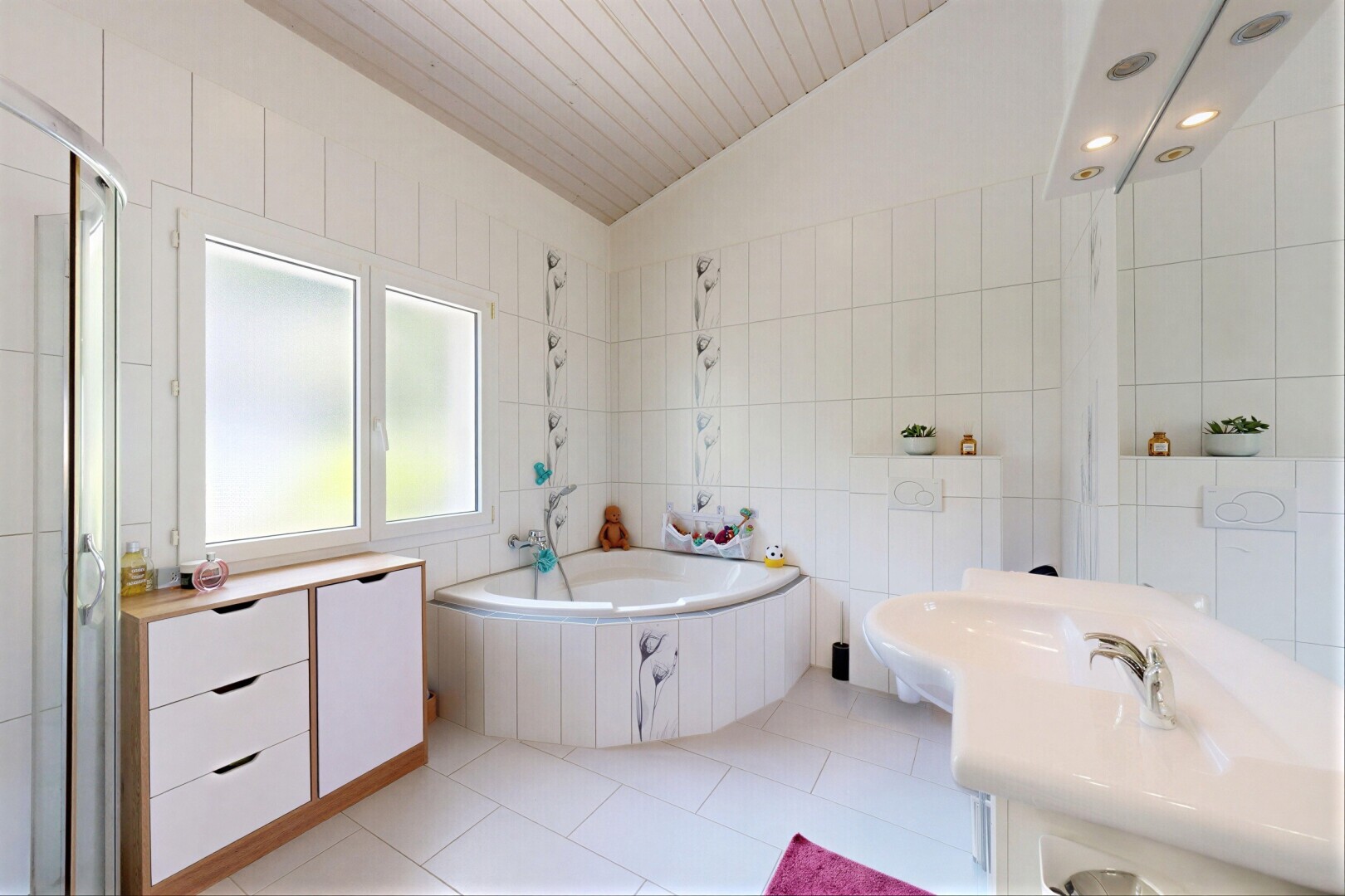 salle de bains avec mur en carrelage, tile wall, salle de bain complète, light floor, et bain