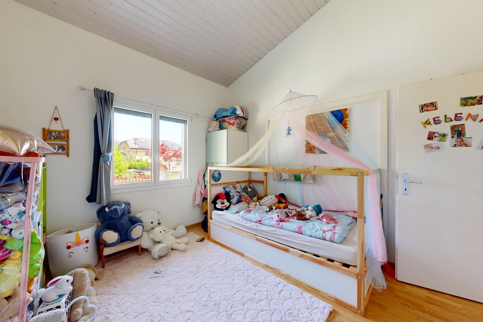 chambre avec inside property, cloison sèche, drywall, sol en finition bois, et wood finish floor