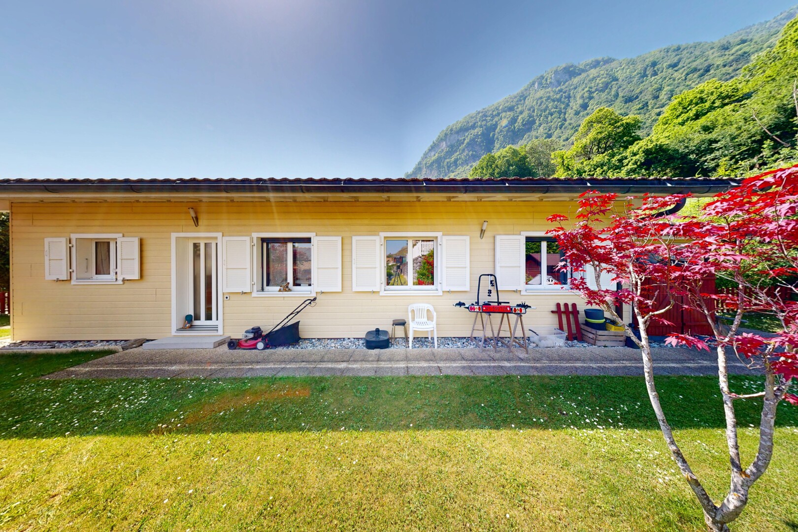 façade avec property visible, bardage horizontal, pelouse, day time, et vue sur la montagne