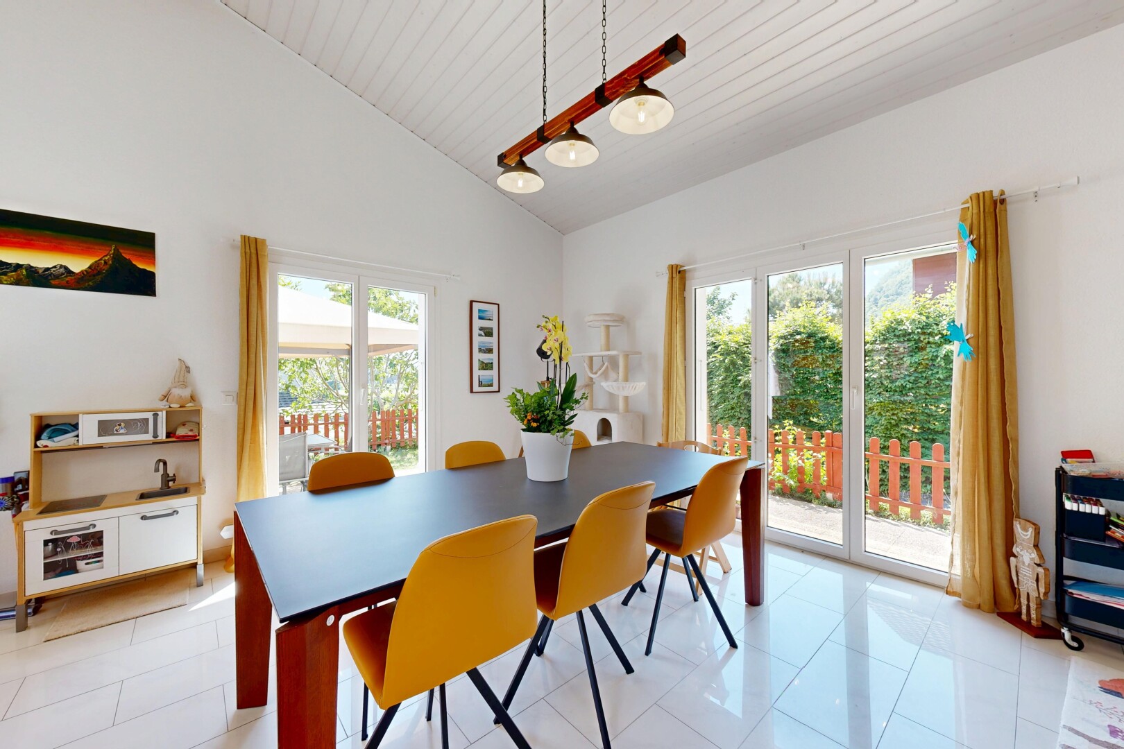 salle à manger avec inside property, cloison sèche, drywall, lumière naturelle, et natural light
