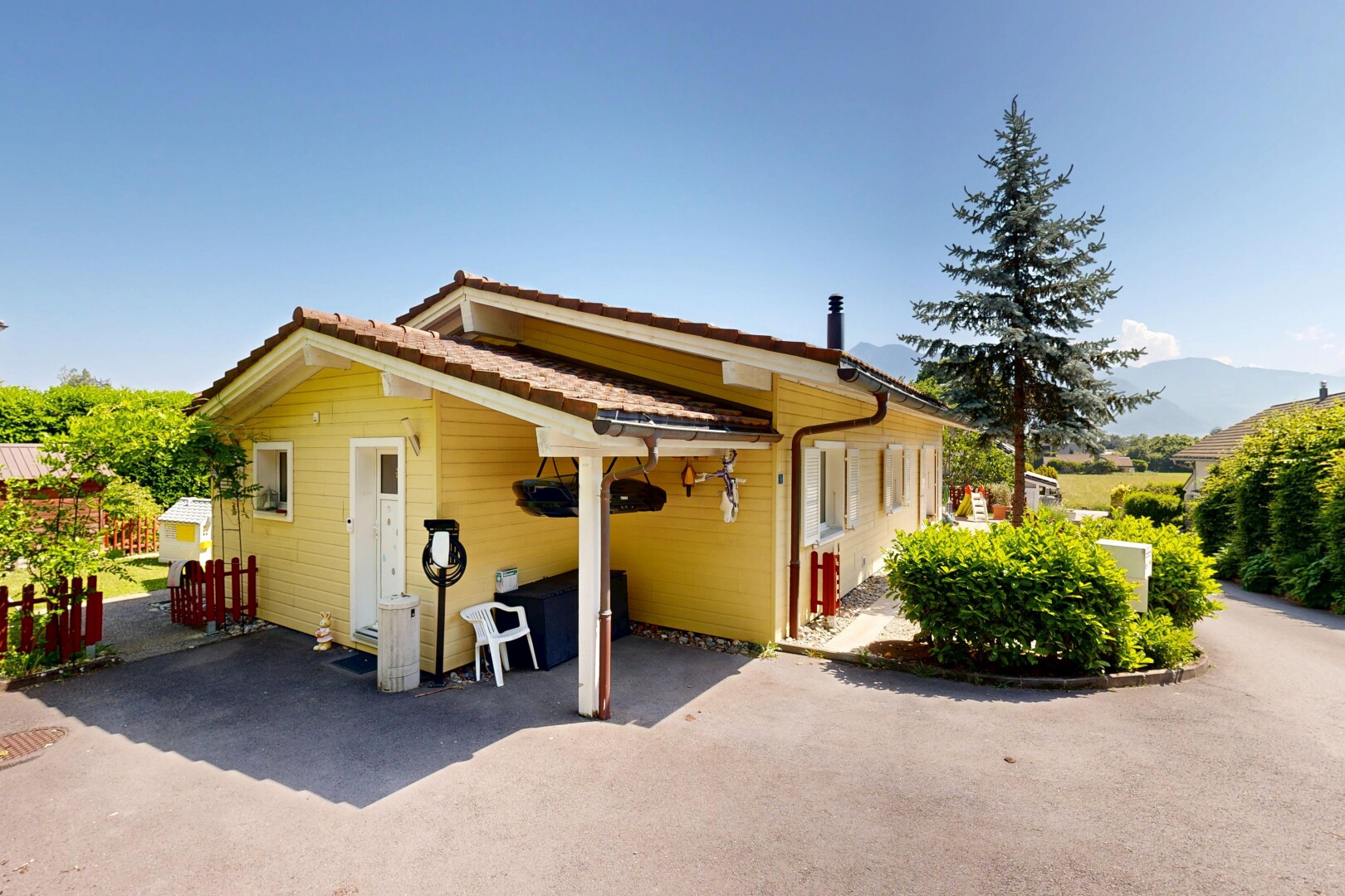 façade avec bardage horizontal, day time, property visible, et abri de voiture attaché