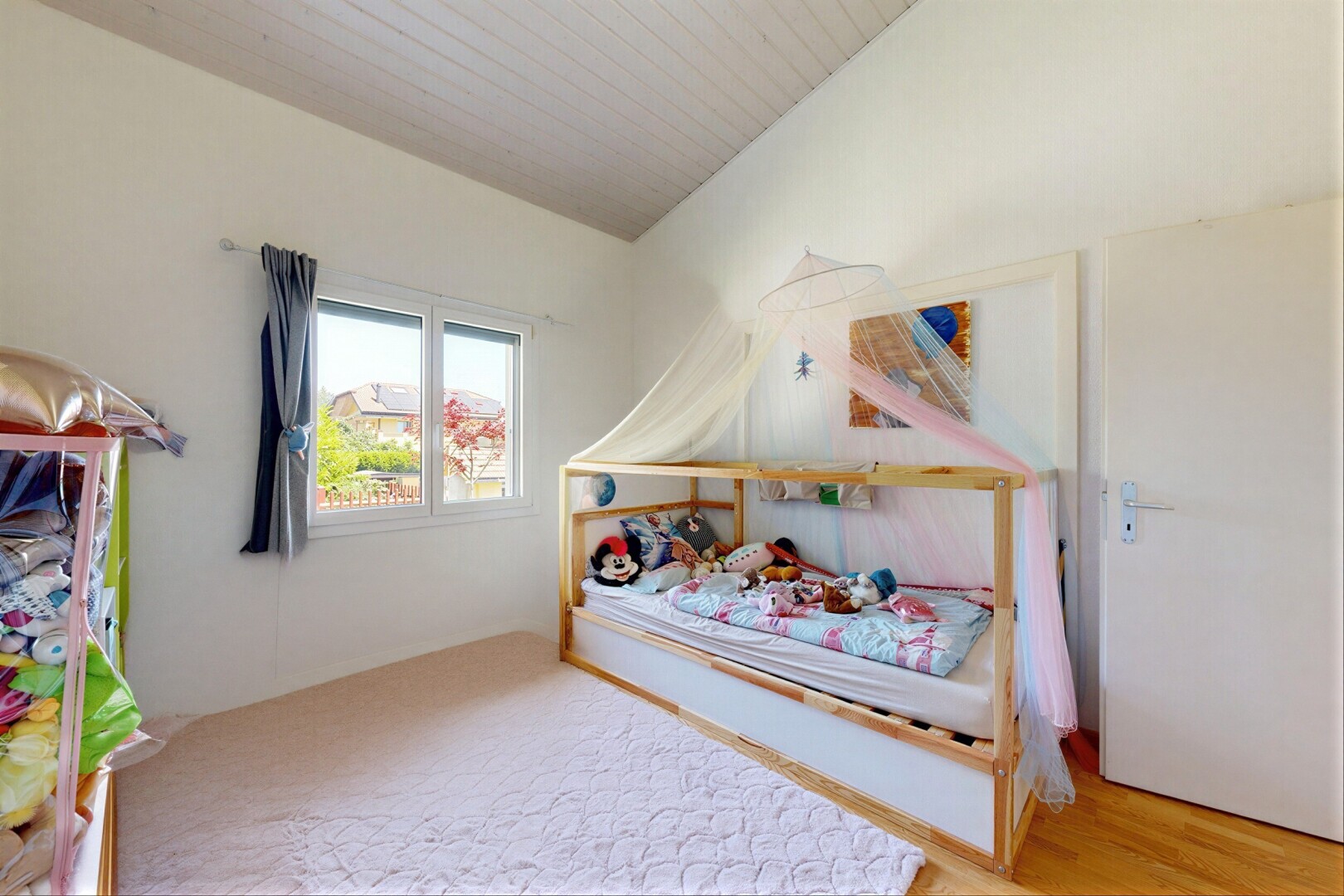 chambre avec inside property, cloison sèche, drywall, sol en finition bois, et wood finish floor