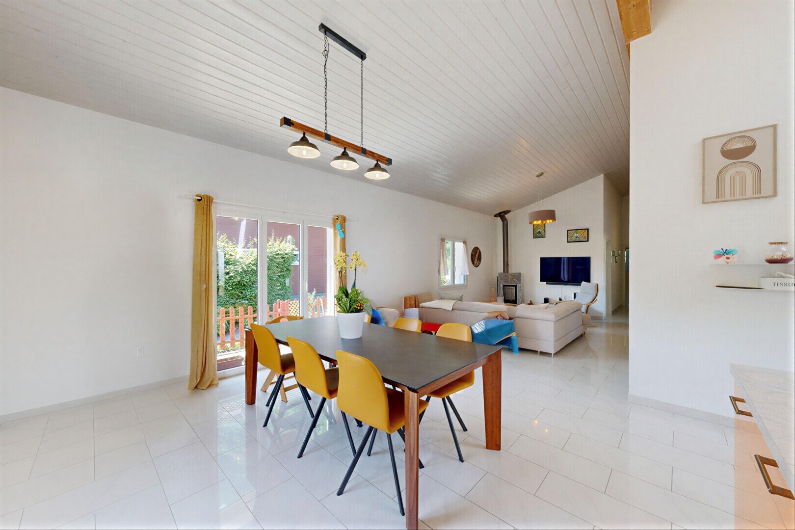 salon / salle à manger avec cloison sèche, drywall, inside property, lumière naturelle, et natural light