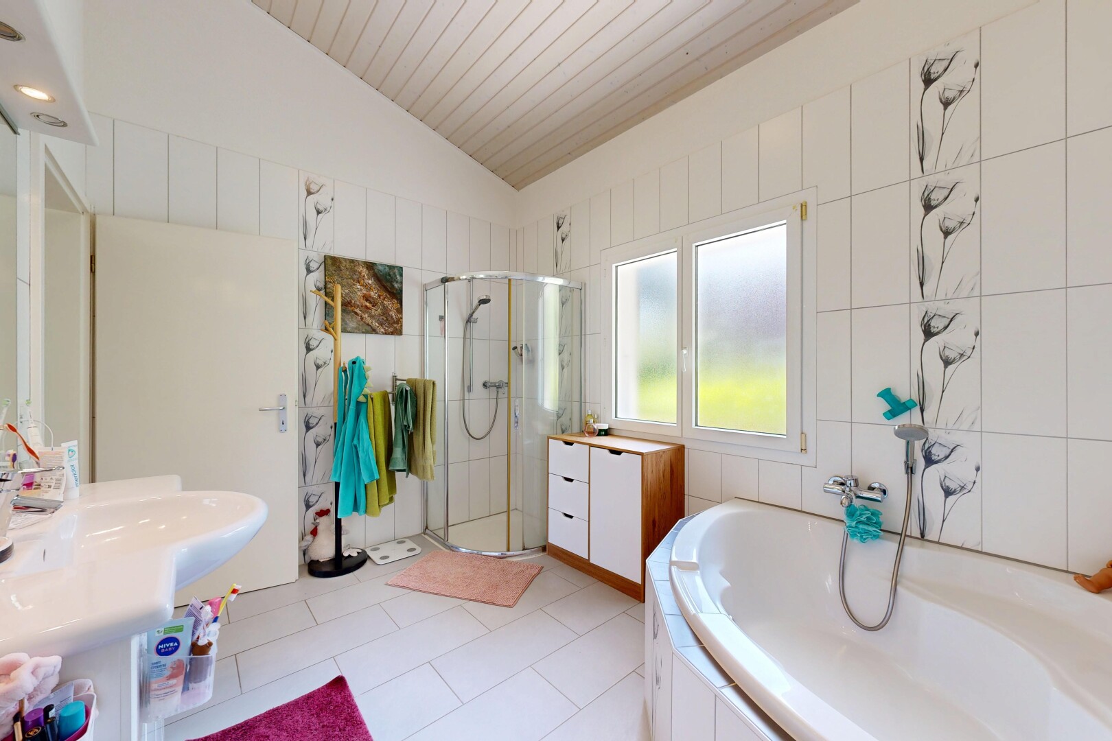 salle de bains avec light floor, douche, salle de bain complète, bain, et miroir