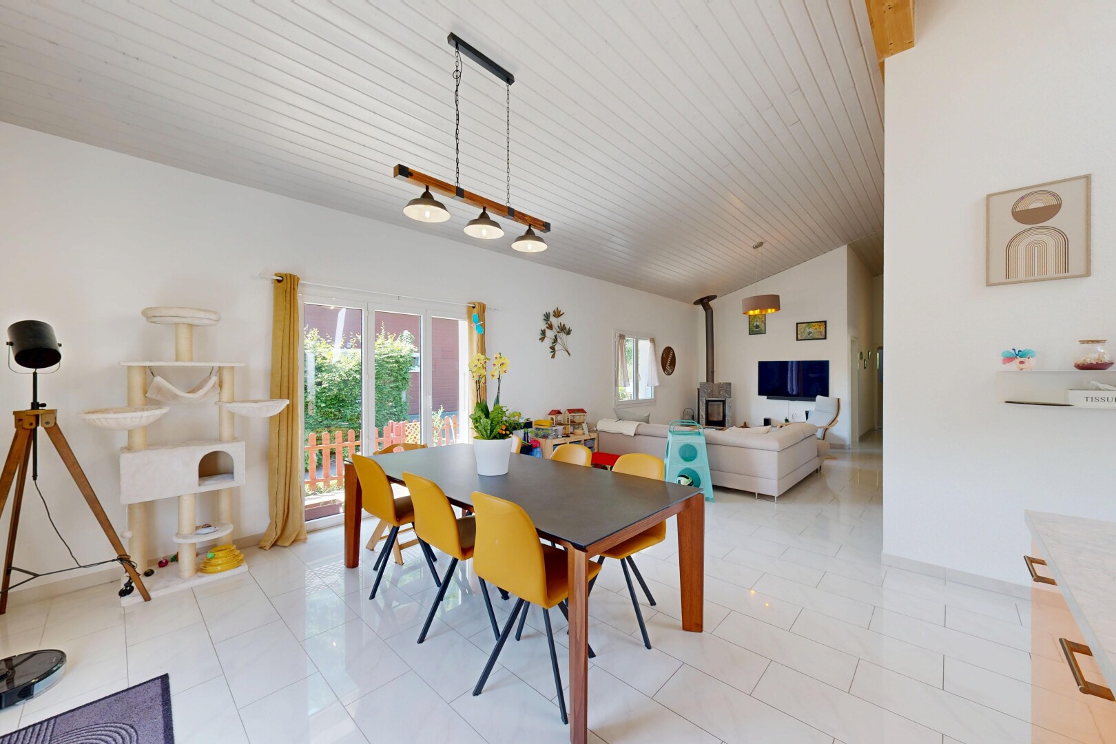 salon / salle à manger avec cloison sèche, drywall, inside property, lumière naturelle, et natural light
