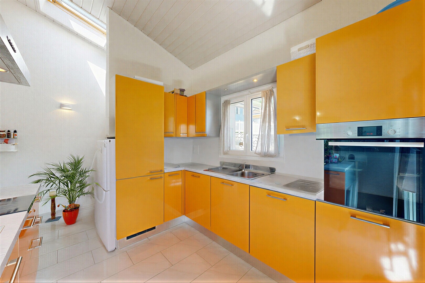 cuisine avec four, inside property, plans de travail, light countertops, et lumière naturelle