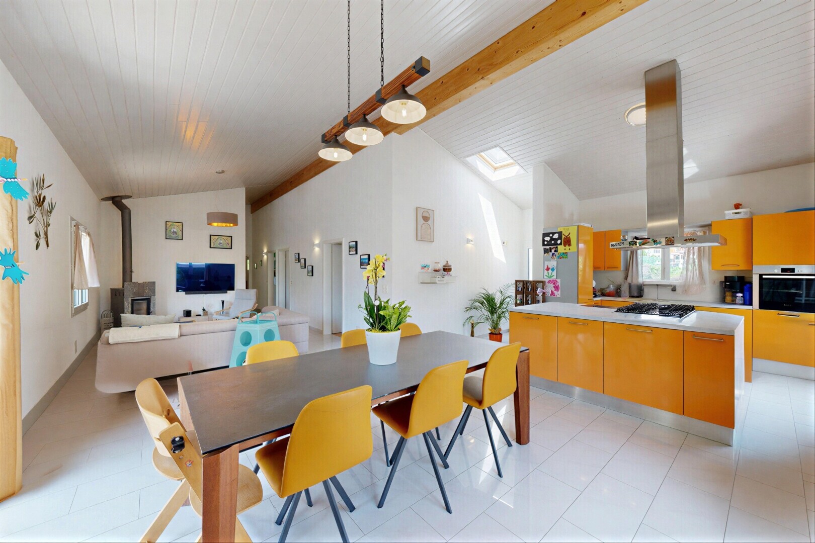 salle à manger avec inside property, cloison sèche, drywall, plafond à poutres, et beamed ceiling