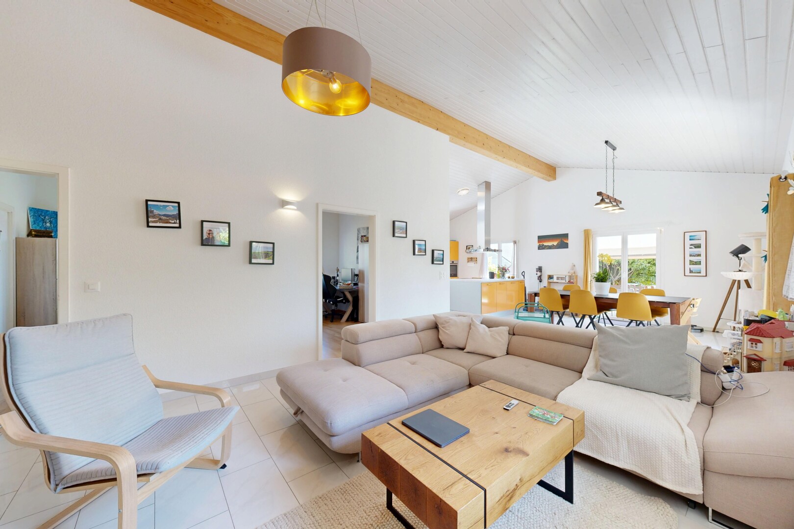 salon / salle à manger avec plafond à poutres, beamed ceiling, inside property, cloison sèche, et drywall