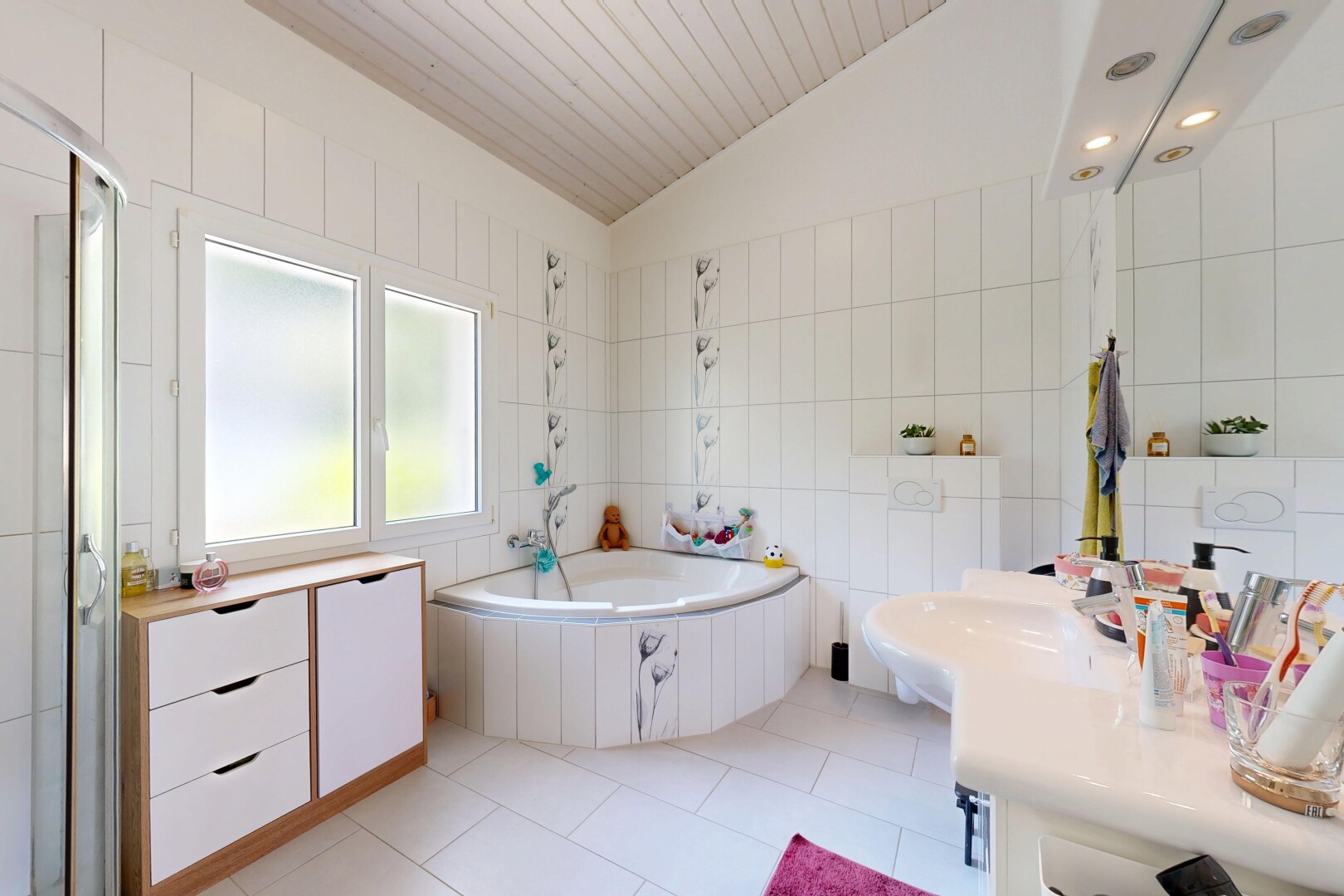 salle de bains avec mur en carrelage, tile wall, salle de bain complète, light floor, et bain