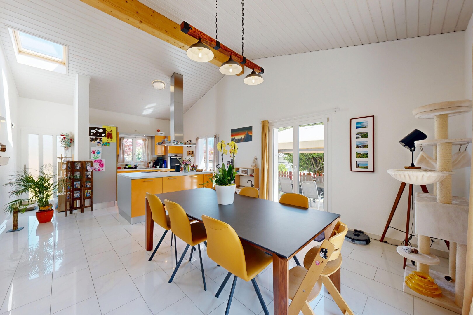 salle à manger avec inside property, plafond à poutres, beamed ceiling, plafond haut, et high ceiling