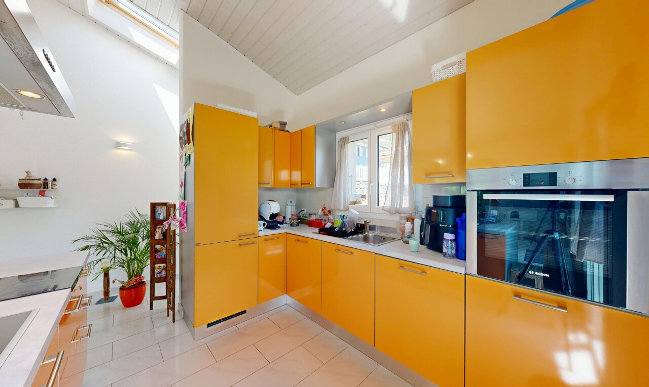 cuisine avec four, inside property, plans de travail, light countertops, et lumière naturelle