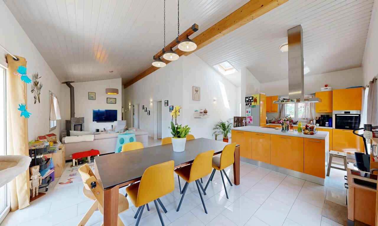 salle à manger avec inside property, cloison sèche, drywall, plafond à poutres, et beamed ceiling