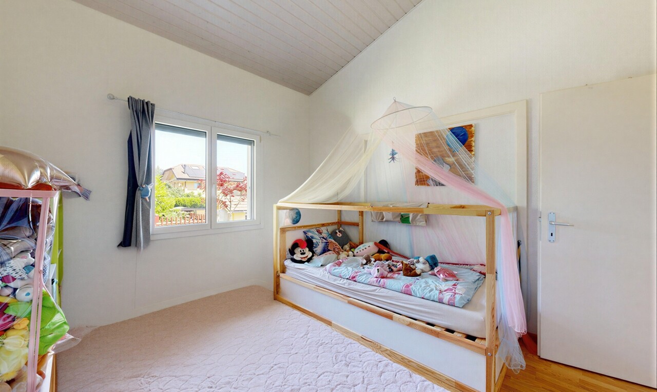 chambre avec inside property, cloison sèche, drywall, sol en finition bois, et wood finish floor