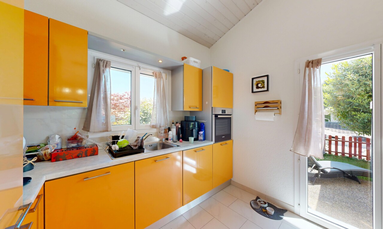 cuisine avec four, light floor, cloison sèche, drywall, et inside property