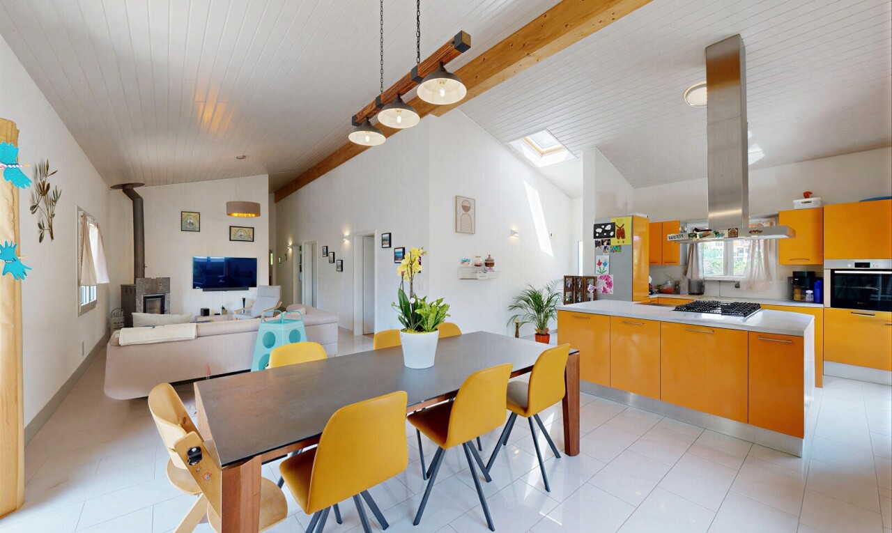 salle à manger avec inside property, cloison sèche, drywall, plafond à poutres, et beamed ceiling