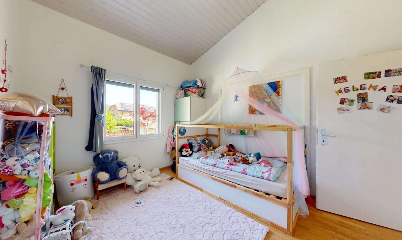chambre avec inside property, cloison sèche, drywall, sol en finition bois, et wood finish floor