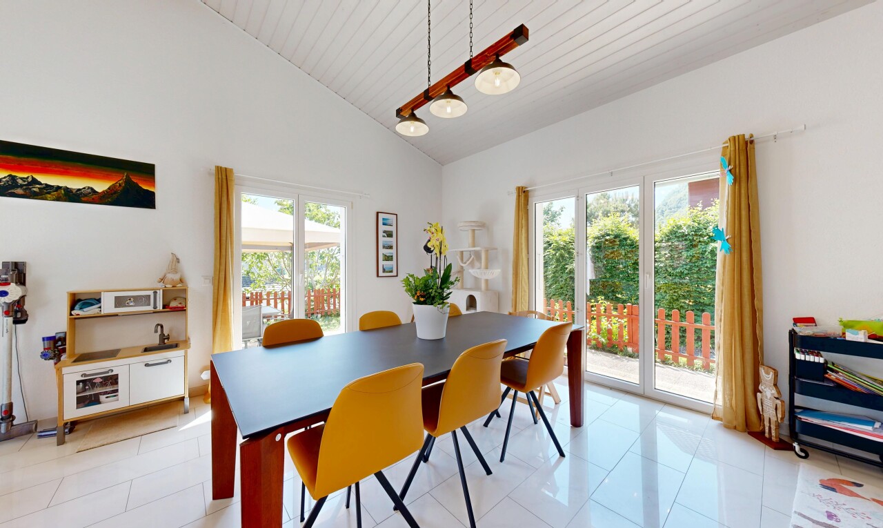salle à manger avec inside property, cloison sèche, drywall, lumière naturelle, et natural light