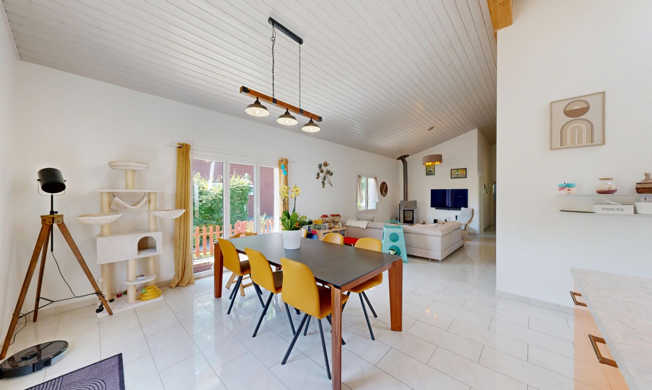 salon / salle à manger avec cloison sèche, drywall, inside property, lumière naturelle, et natural light