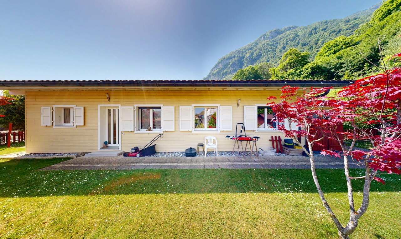 façade avec property visible, bardage horizontal, pelouse, day time, et vue sur la montagne
