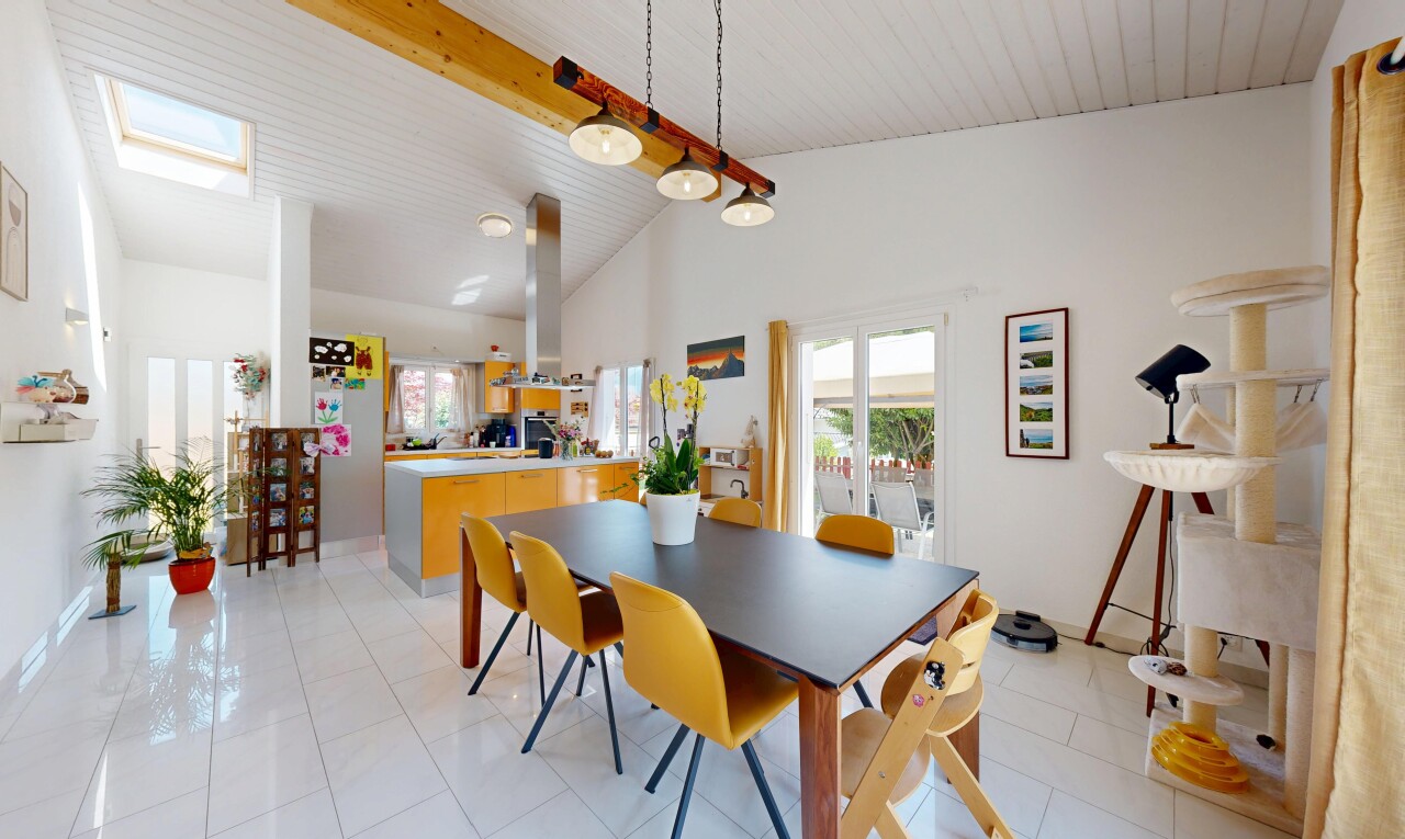 salle à manger avec inside property, plafond à poutres, beamed ceiling, plafond haut, et high ceiling