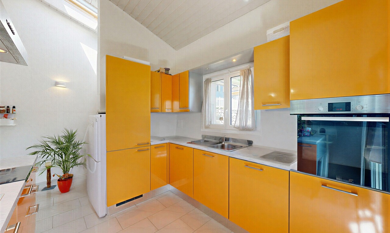 cuisine avec four, inside property, plans de travail, light countertops, et lumière naturelle