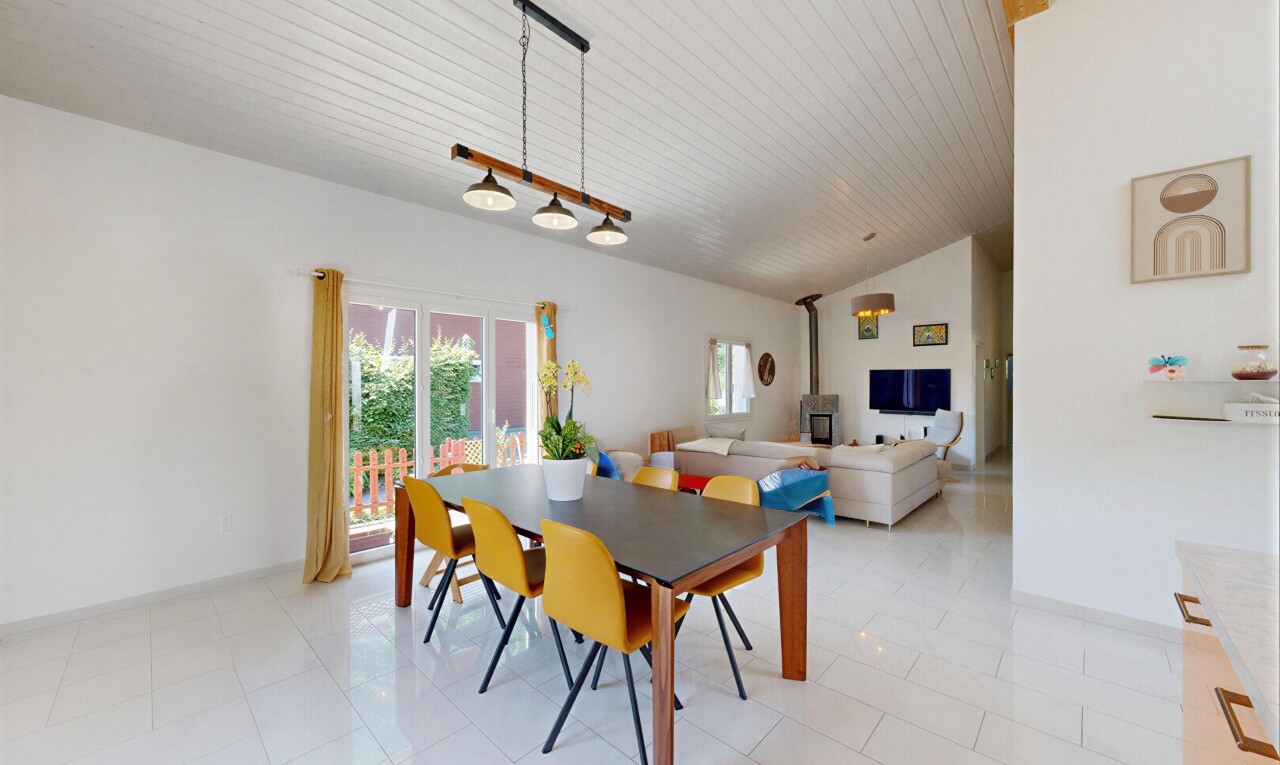 salon / salle à manger avec cloison sèche, drywall, inside property, lumière naturelle, et natural light