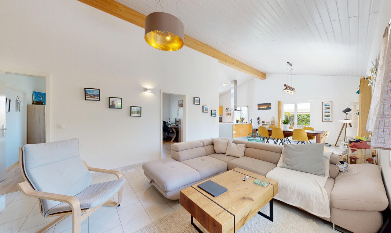 salon / salle à manger avec plafond à poutres, beamed ceiling, inside property, cloison sèche, et drywall