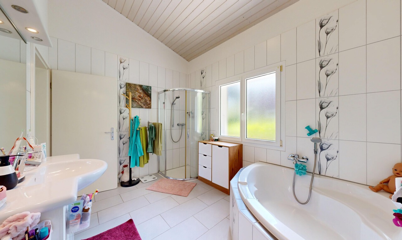 salle de bains avec light floor, douche, salle de bain complète, bain, et miroir