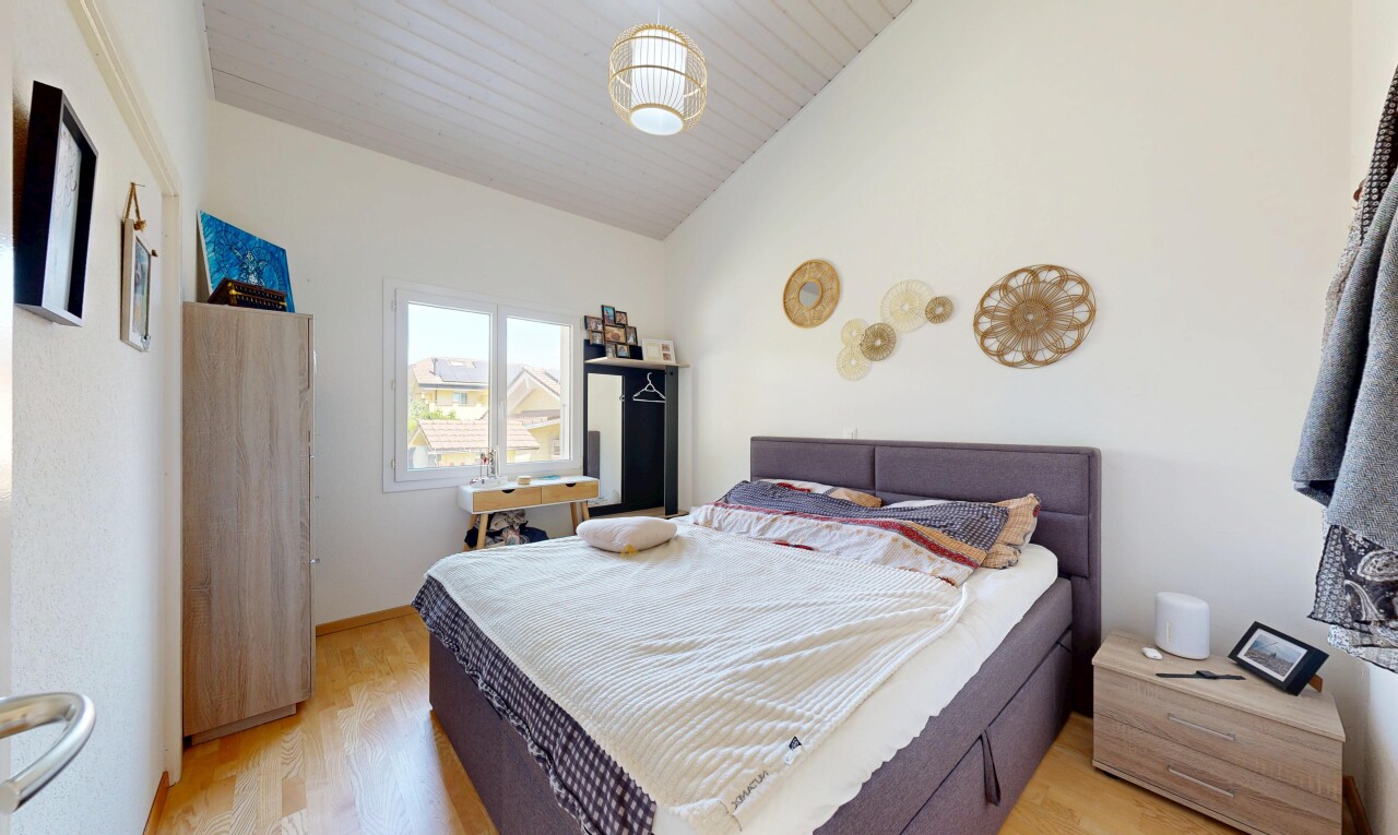 chambre avec light floor, sol en finition bois, wood finish floor, inside property, et lumière naturelle
