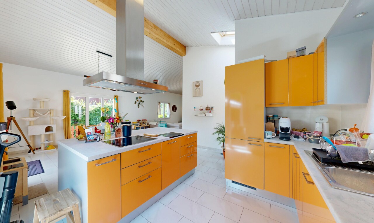 cuisine avec hotte, plafond à poutres, beamed ceiling, inside property, et plans de travail