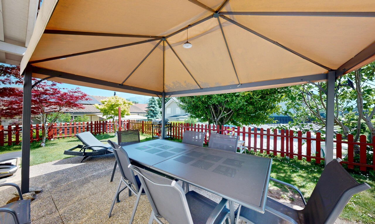 terrasse avec coin repas extérieur, from property, clôture, terrasse, et day time