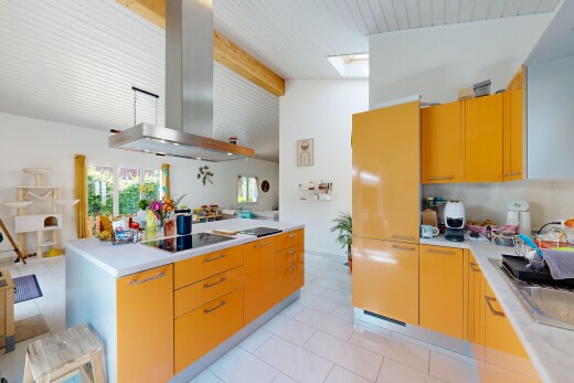 cuisine avec hotte, plafond à poutres, beamed ceiling, inside property, et plans de travail