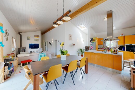 esszimmer mit inside property, gipskartonwand, drywall, balkendecke, und beamed ceiling
