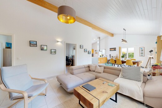 salon / salle à manger avec plafond à poutres, beamed ceiling, inside property, cloison sèche, et drywall