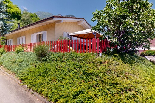 außenansicht mit property visible, day time, horizontale verkleidung, und zaun