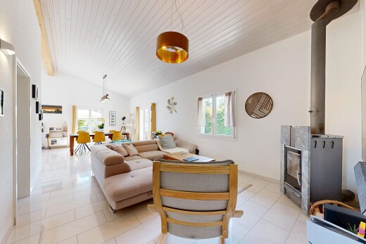 wohnzimmer mit gipskartonwand, drywall, inside property, natürliches licht, und natural light