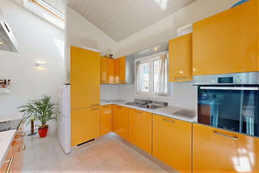 cuisine avec four, inside property, plans de travail, light countertops, et lumière naturelle