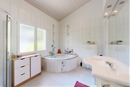 salle de bains avec mur en carrelage, tile wall, salle de bain complète, light floor, et bain