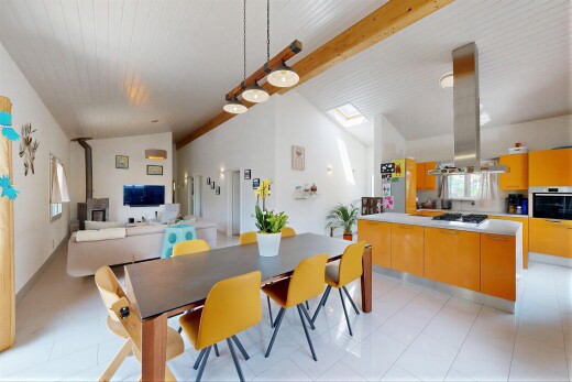 salle à manger avec inside property, cloison sèche, drywall, plafond à poutres, et beamed ceiling