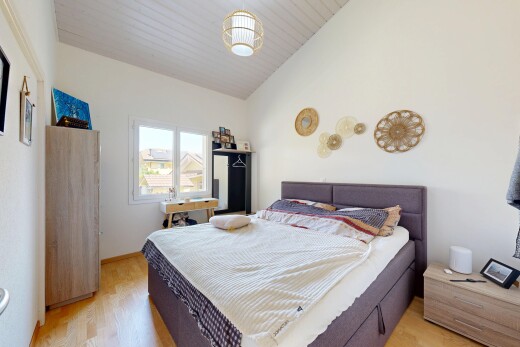 chambre avec light floor, sol en finition bois, wood finish floor, inside property, et lumière naturelle