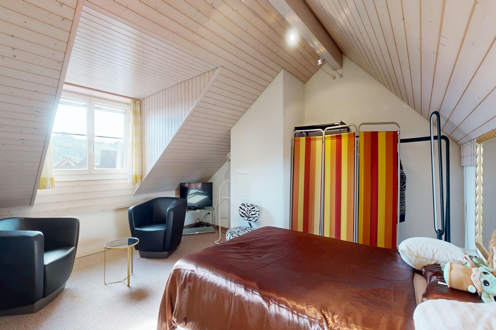 chambre avec lumière naturelle, natural light, pièce supplémentaire, plafond à poutres, et beamed ceiling