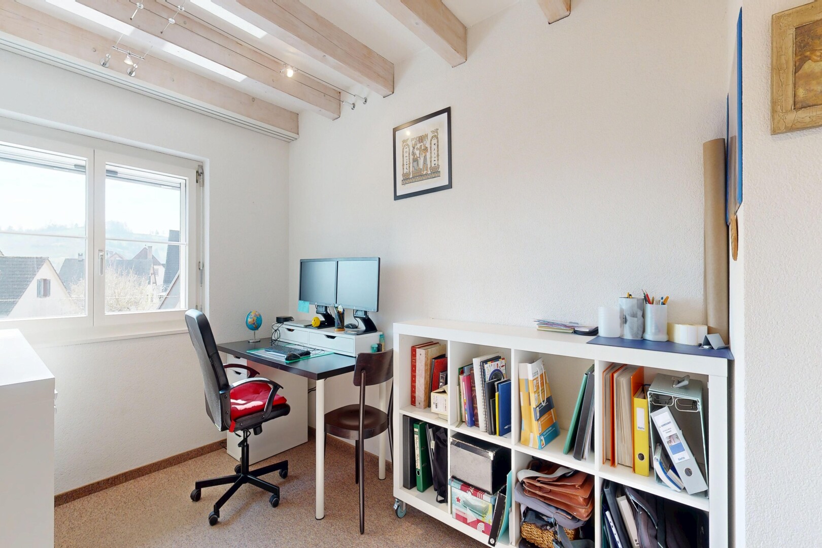 bureau avec espace bureau, plafond à poutres, beamed ceiling, inside property, et moquette