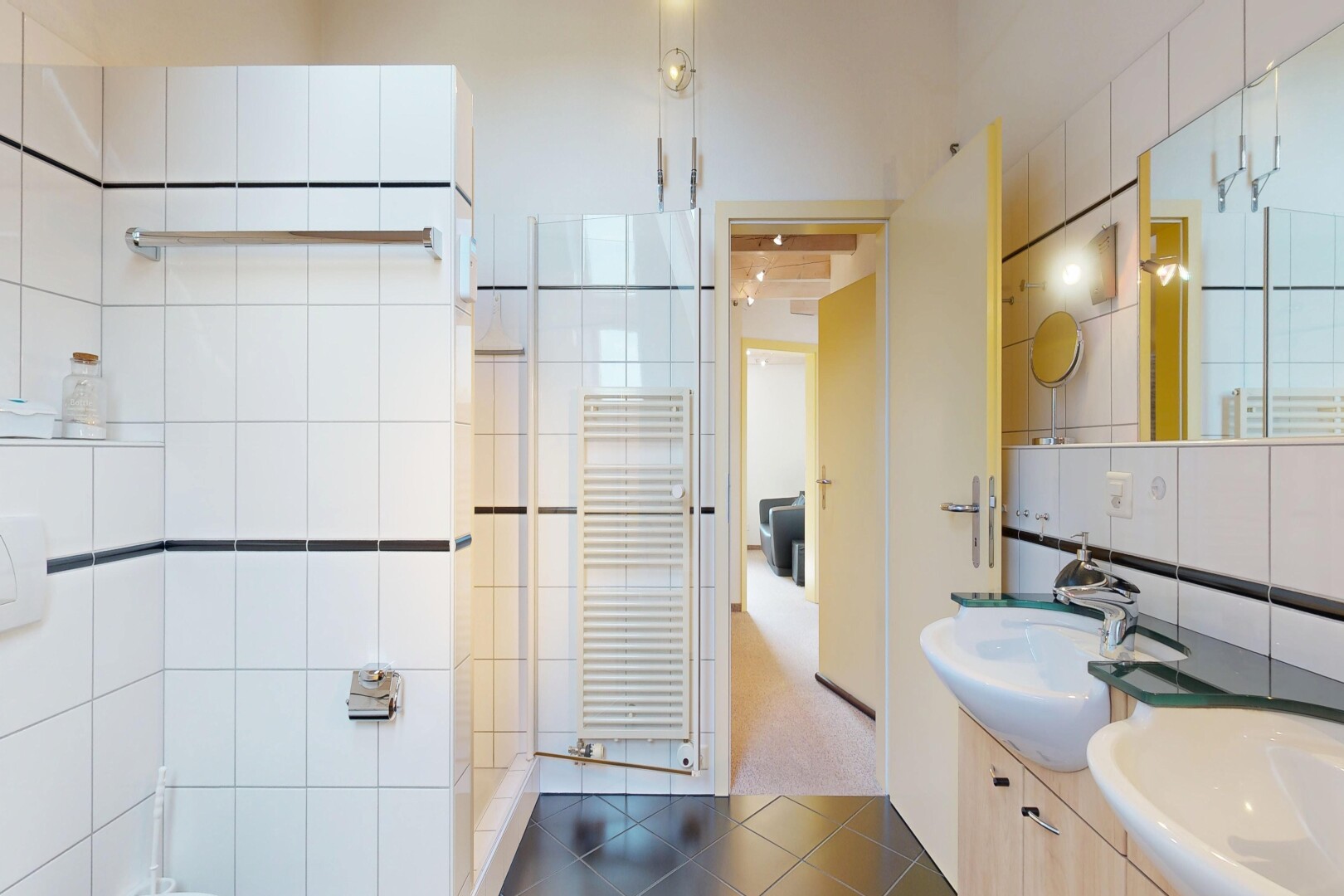 salle de bains avec salle de bain complète, radiateur, double vasque, tile floor, et sol en carrelage