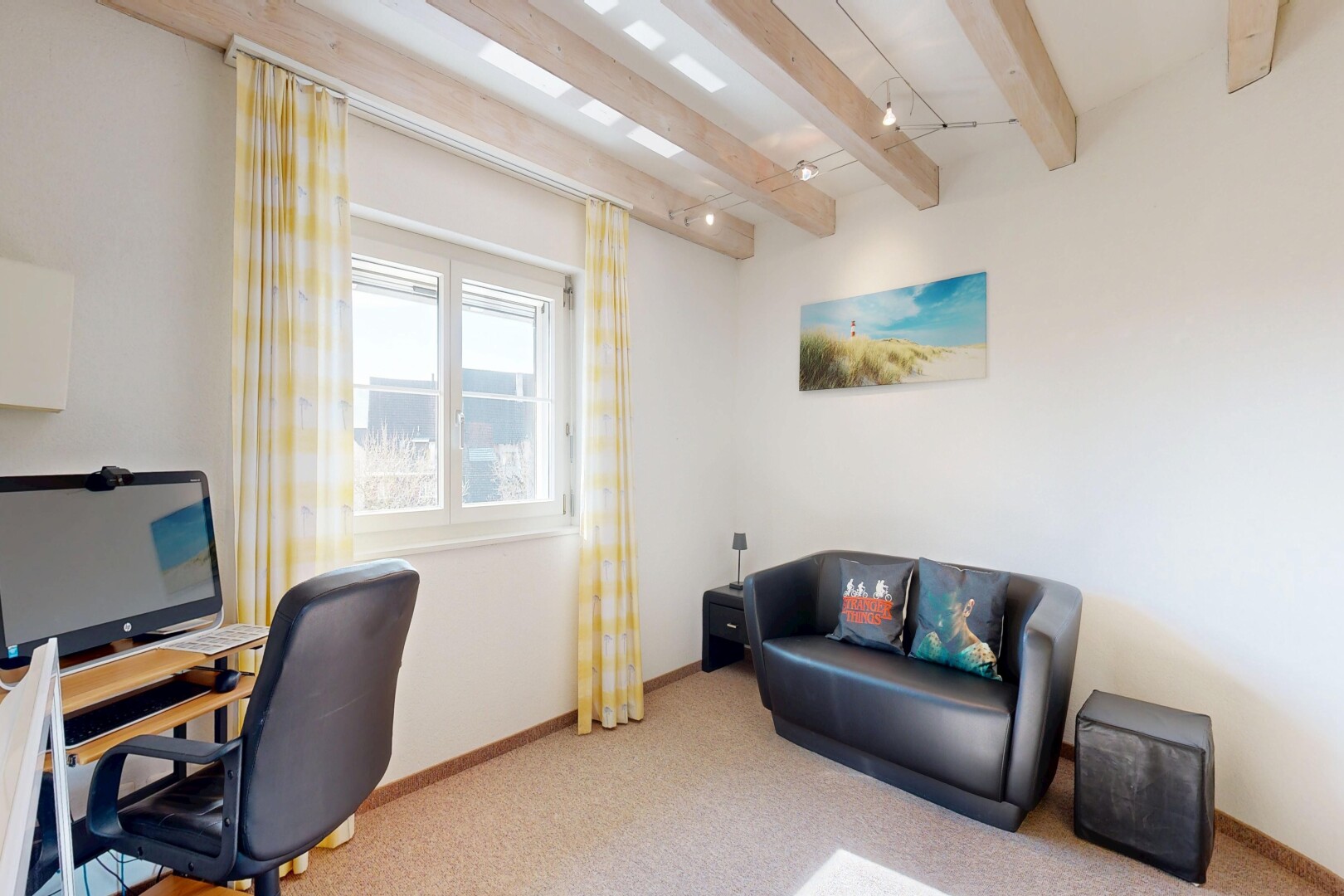 bureau avec télévision, moquette, carpet, espace bureau, et plafond à poutres