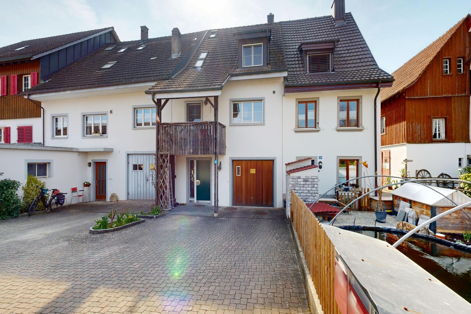 façade avec balcon, cheminée, bardage en stuc, allée, et day time