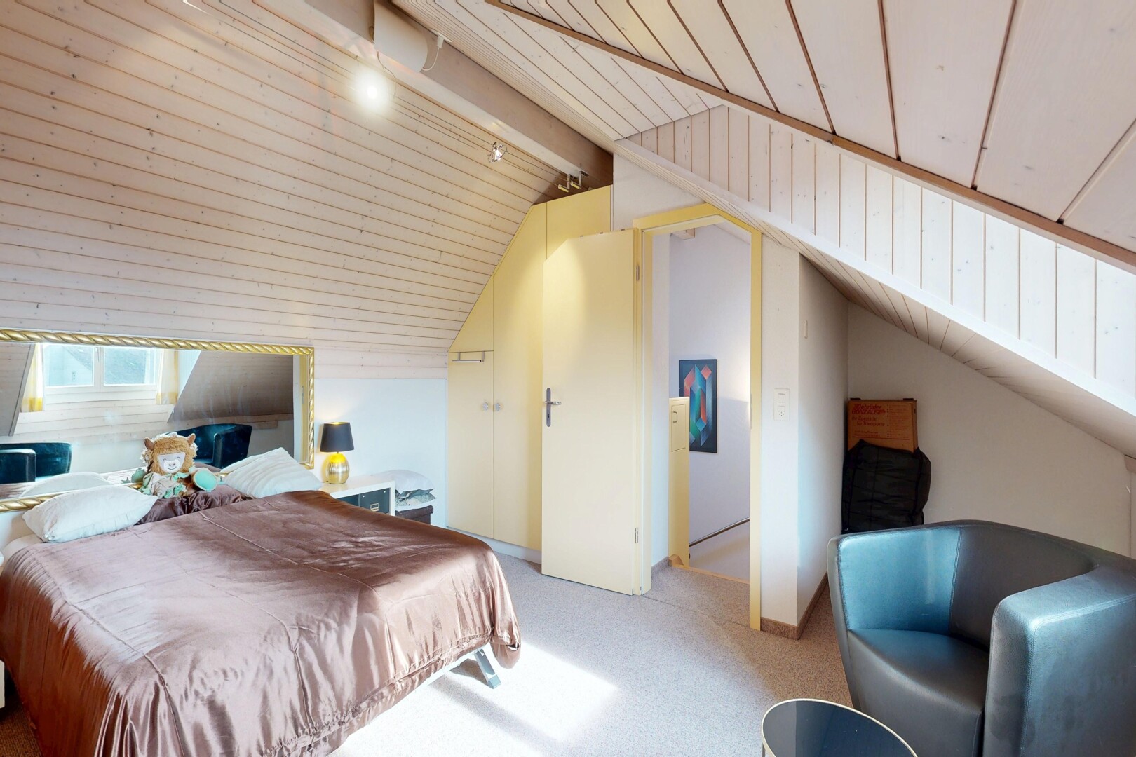 chambre avec pièce supplémentaire, plafond bas, low ceiling, moquette, et carpet